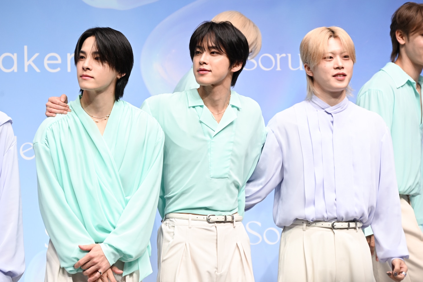 ステージを去るときに肩を組む川西拓実、河野純喜、木全翔也。