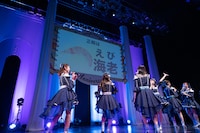 「海老」の読み方に正解して喜ぶ夏目涼風（右から3番目）。