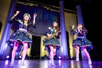 日比野芽奈（左）と藤崎未来（右）のデュエとに合わせてサックスを披露する齋藤有紗（中央）。