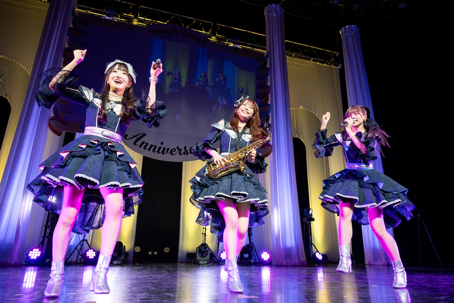 日比野芽奈（左）と藤崎未来（右）のデュエとに合わせてサックスを披露する齋藤有紗（中央）。