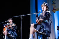 弾き語りデュオで「Re:myself」を歌う永松波留（左）と夏目涼風（右）。