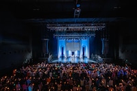 オレンジ色のペンライトで吉村萌南を迎え入れるラフり隊。