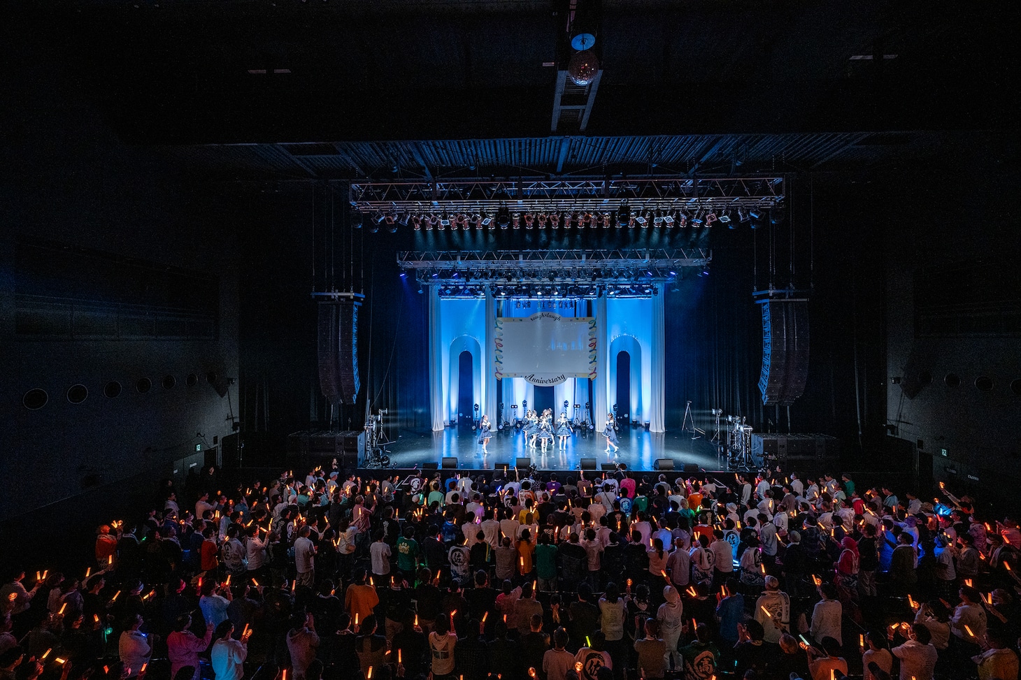 オレンジ色のペンライトで吉村萌南を迎え入れるラフり隊。