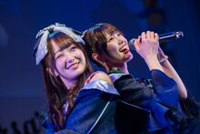 日比野芽奈（左）と高梨結（右）。