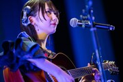 ギターの弾き語りを披露する永松波留。
