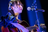 ギターの弾き語りを披露する永松波留。