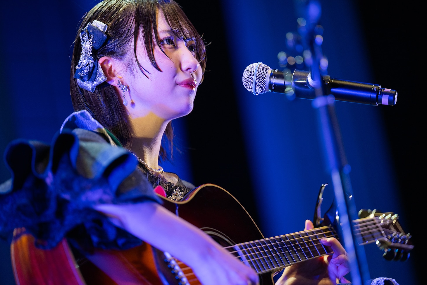 ギターの弾き語りを披露する永松波留。