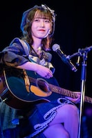 ギターの弾き語りを披露する夏目涼風。