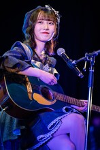 ギターの弾き語りを披露する夏目涼風。