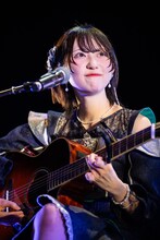 ギターの弾き語りを披露する永松波留。