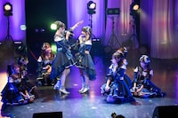 涙を流しながら吉村萌南を迎え入れるラフ×ラフ。