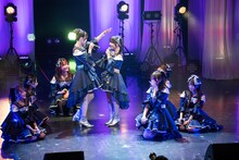 涙を流しながら吉村萌南を迎え入れるラフ×ラフ。