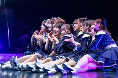 ラフり隊と一緒に記念撮影するラフ×ラフ。