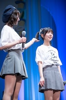 吉村萌南（右）のツインテールで遊ぶ夏目涼風（左）。