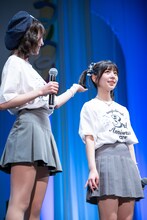 吉村萌南（右）のツインテールで遊ぶ夏目涼風（左）。