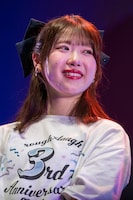 涙を流す佐々木楓菜。