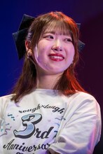 涙を流す佐々木楓菜。