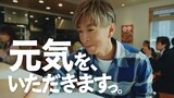 木村拓哉が出演する吉野家の新テレビCMより。牛丼を想像して思わず笑みがこぼれる木村。