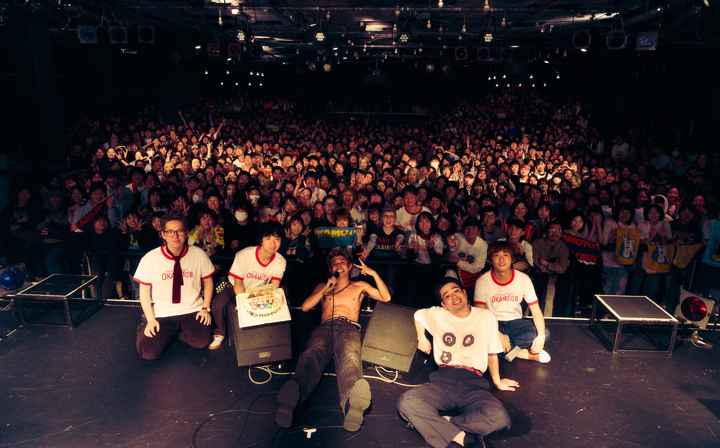 ファンと集合写真を撮るOKAMOTO'S。