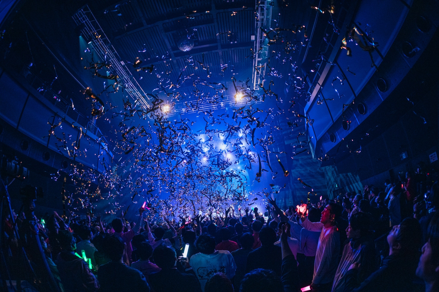 銀テープが舞う東京・Zepp Shinjuku（TOKYO）。（撮影：真島洸）