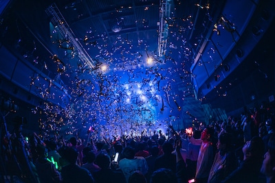 銀テープが舞う東京・Zepp Shinjuku（TOKYO）。（撮影：真島洸）