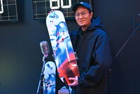 目玉商品のスケートボードをアピールするTaiTan。