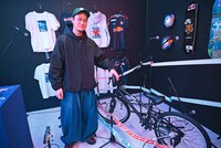 目玉商品のBMXを紹介するTaiTan。
