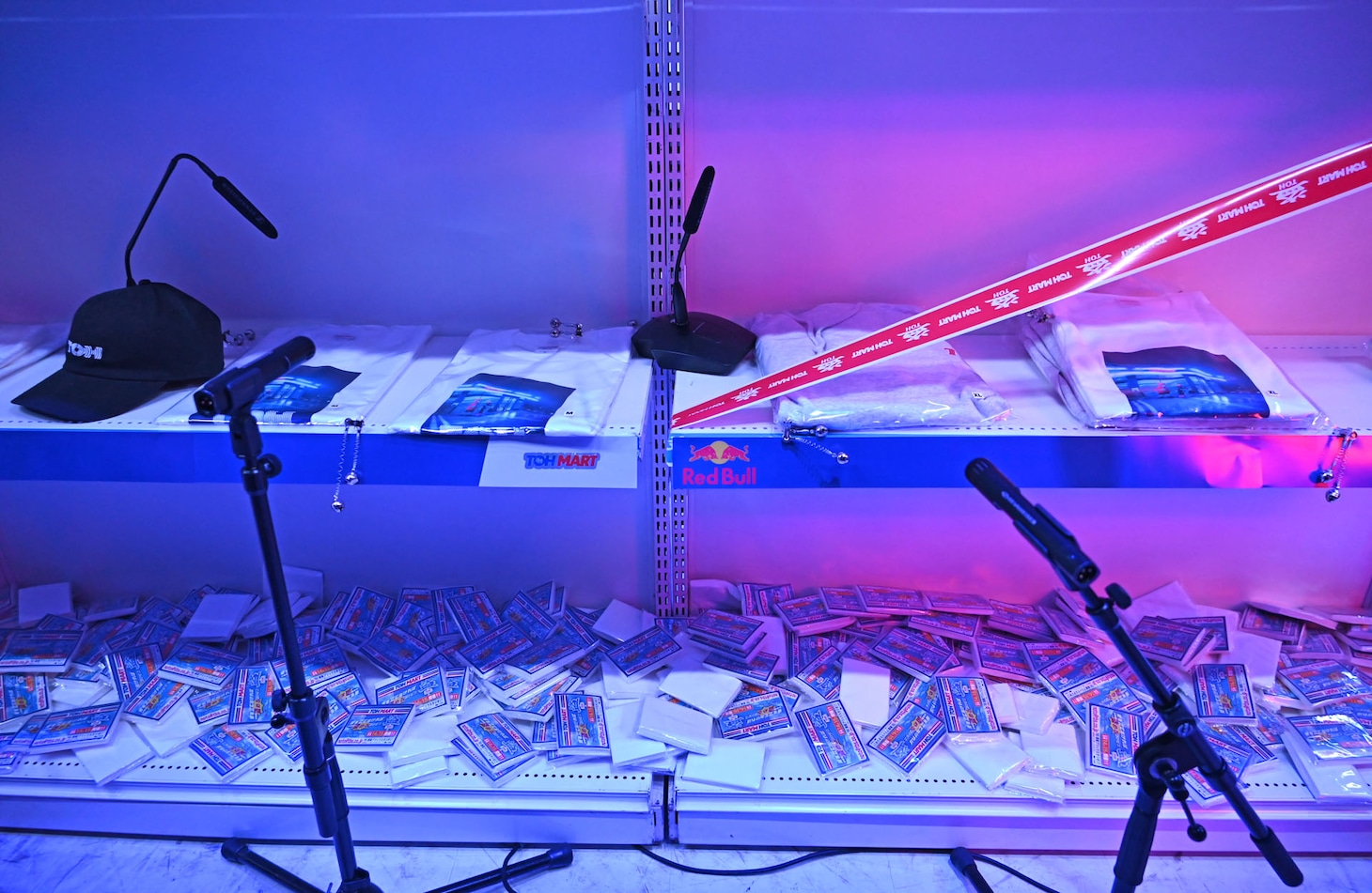 アパレルアイテムとポケットティッシュ。