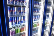 Red Bullが詰まった冷蔵コーナー。