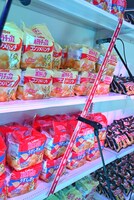 たくさんのポテトチップスが並ぶ。