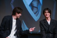 本編シーンが流れる中、秘密の会話を繰り広げる井内悠陽と阿久根温世。