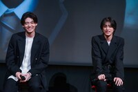 恥ずかしそうな井内悠陽と阿久根温世。