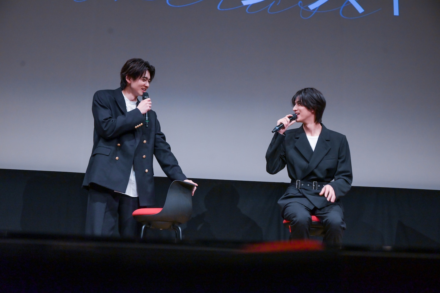 楽しそうな井内悠陽と阿久根温世。