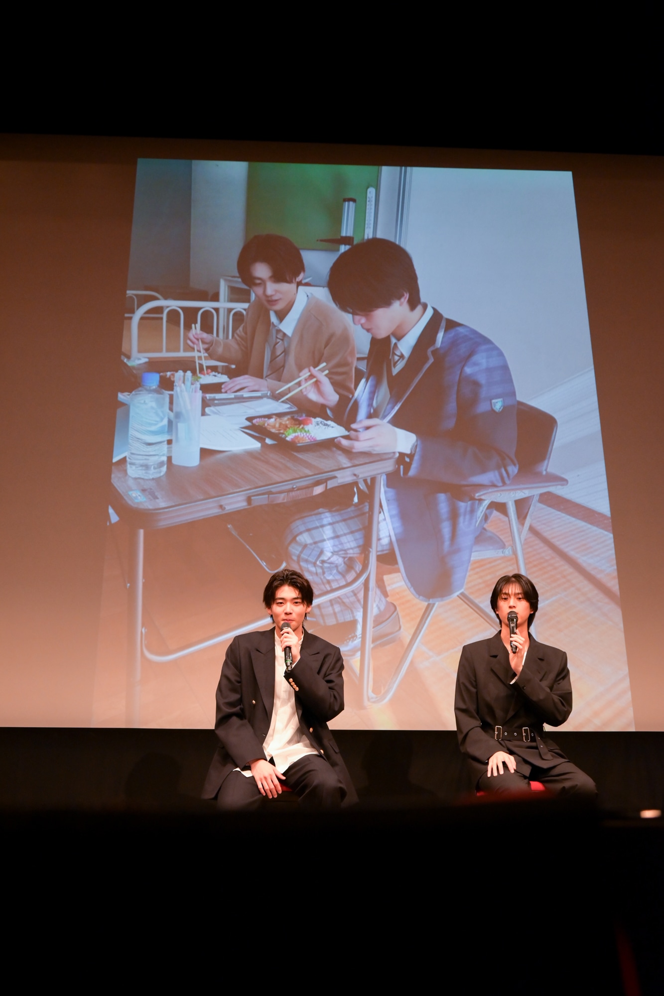 「撮影現場でわざわざ至近距離で食事していた」というタレコミが紹介された井内悠陽と阿久根温世。