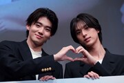 ハートマークを作る井内悠陽と阿久根温世。