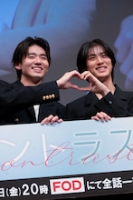 フォトセッションに応じる井内悠陽と阿久根温世。