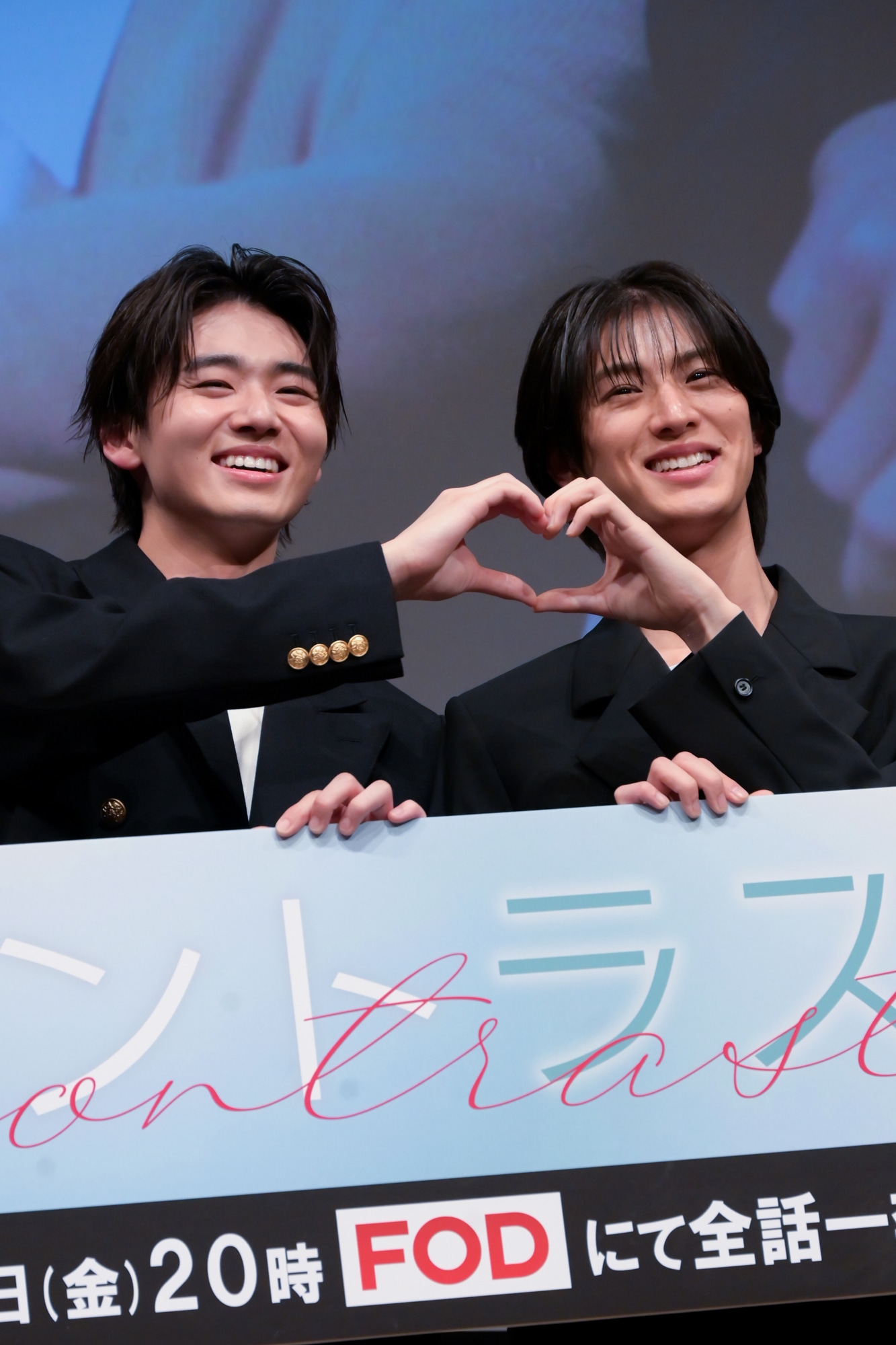 フォトセッションに応じる井内悠陽と阿久根温世。