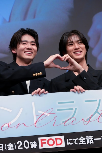 フォトセッションに応じる井内悠陽と阿久根温世。