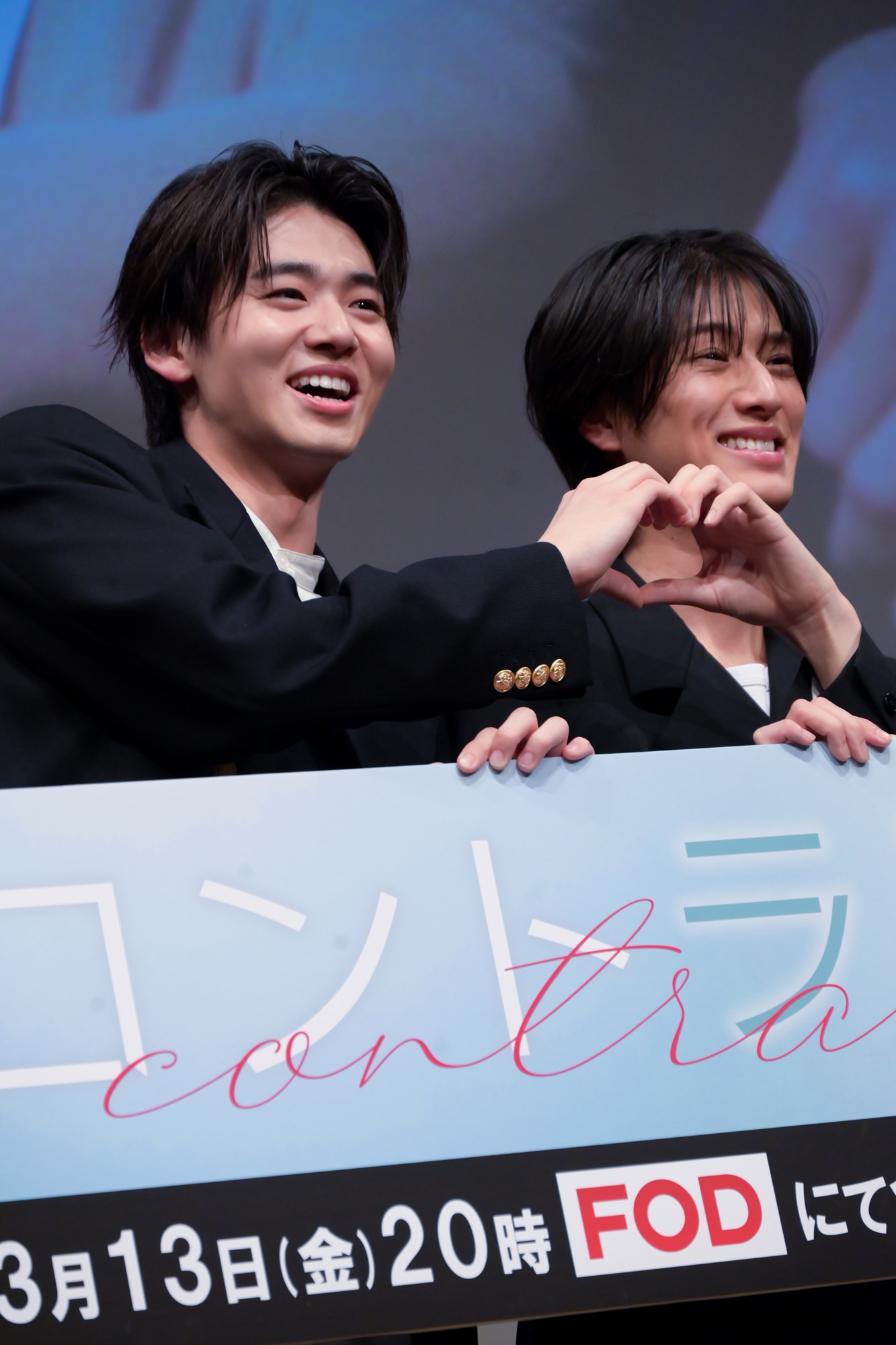 フォトセッションに応じる井内悠陽と阿久根温世。