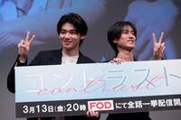 フォトセッションに応じる井内悠陽と阿久根温世。