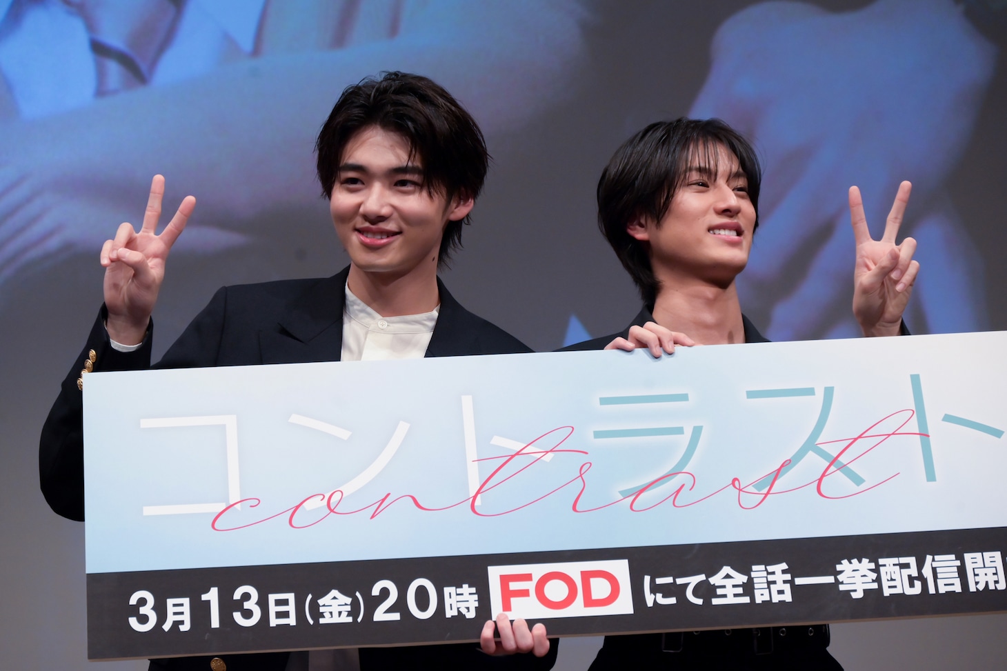 フォトセッションに応じる井内悠陽と阿久根温世。