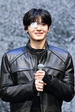 ALPHA DRIVE ONEの日本初ショーケース開催、“究極の2択クイズ”でメンバーを深掘り