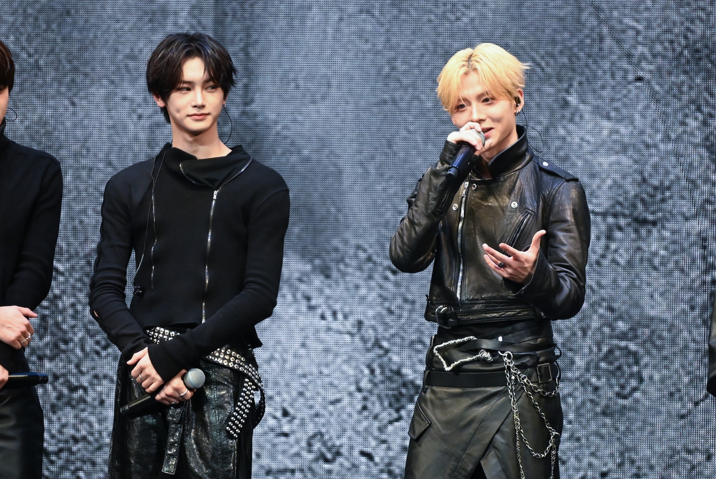 ALPHA DRIVE ONEの日本初ショーケース開催、“究極の2択クイズ”でメンバーを深掘り