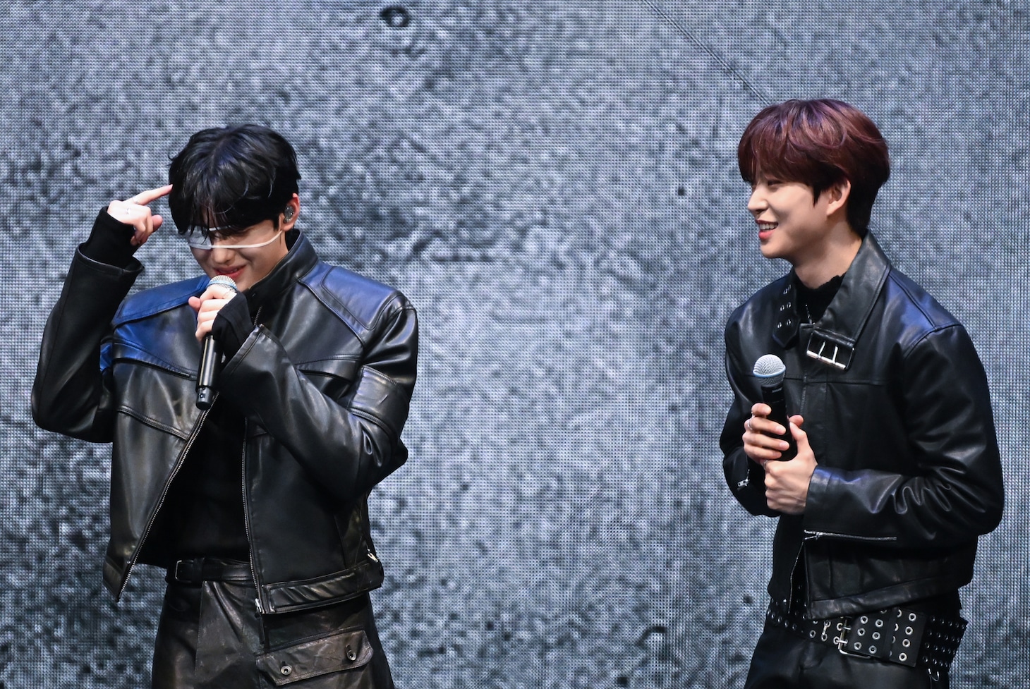 日本語を思い出そうとするSANGHYEON（サンヒョン）と、見守るGEONWOO（ゴヌ）。