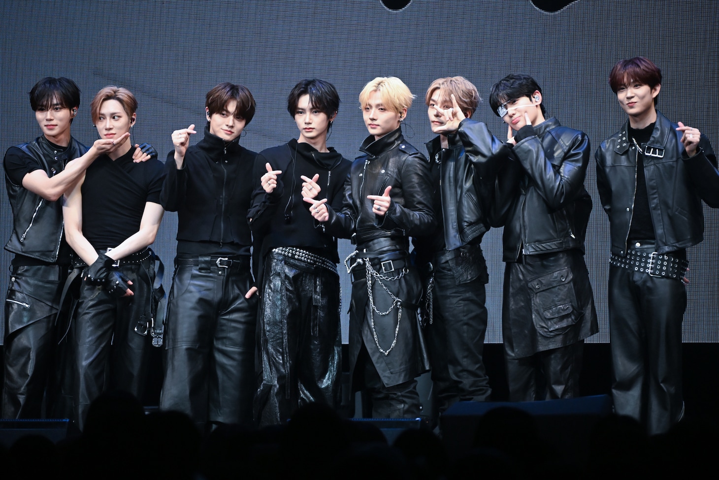 ALPHA DRIVE ONEの日本初ショーケース開催、“究極の2択クイズ”でメンバーを深掘り