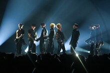 ALPHA DRIVE ONEの日本初ショーケース開催、“究極の2択クイズ”でメンバーを深掘り