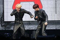 踊りながら2択を考えるSANGWON（サンウォン）とGEONWOO（ゴヌ）。