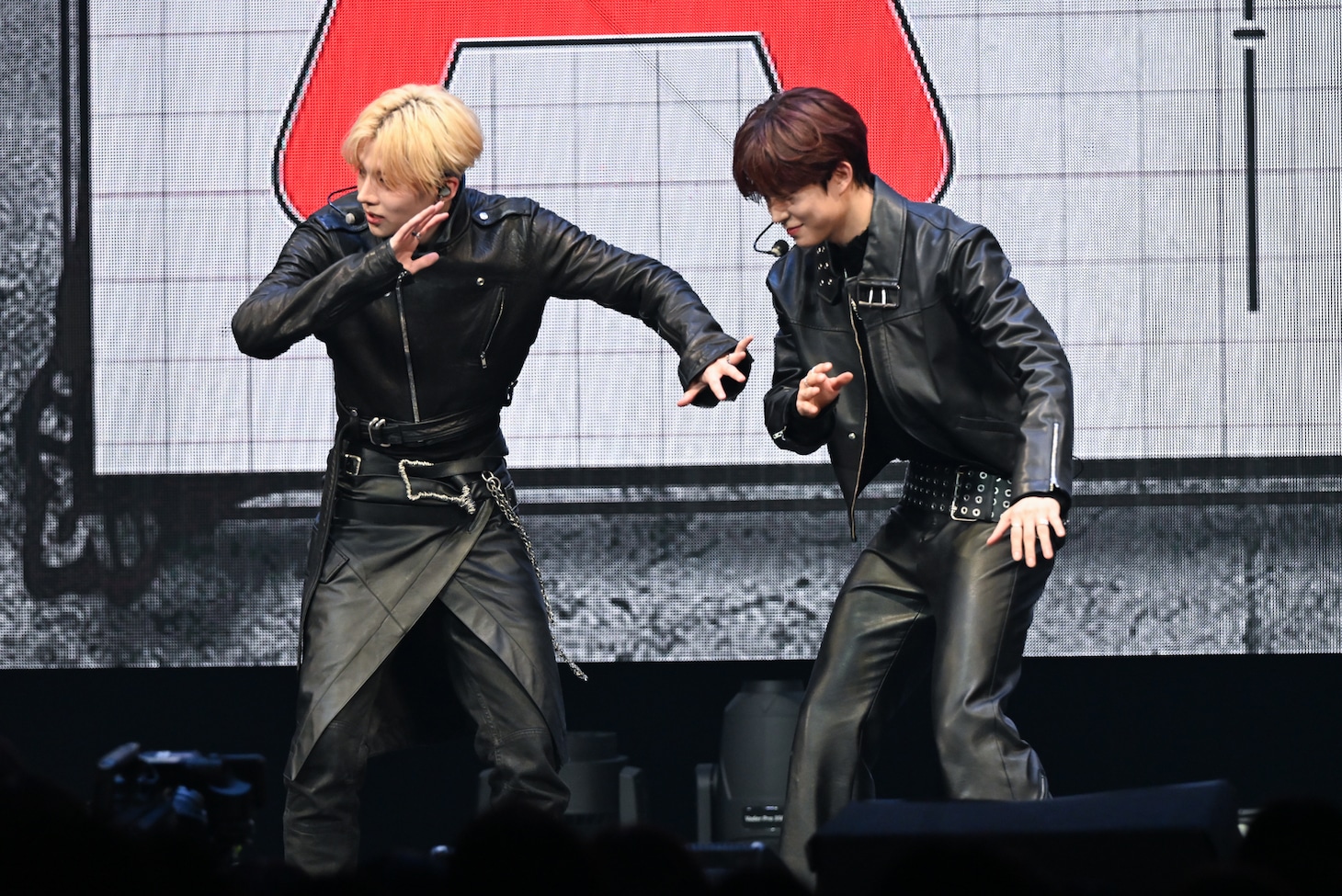 踊りながら2択を考えるSANGWON（サンウォン）とGEONWOO（ゴヌ）。