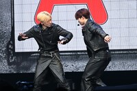 踊りながら2択を考えるSANGWON（サンウォン）とGEONWOO（ゴヌ）。