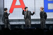 ALPHA DRIVE ONEの日本初ショーケース開催、“究極の2択クイズ”でメンバーを深掘り